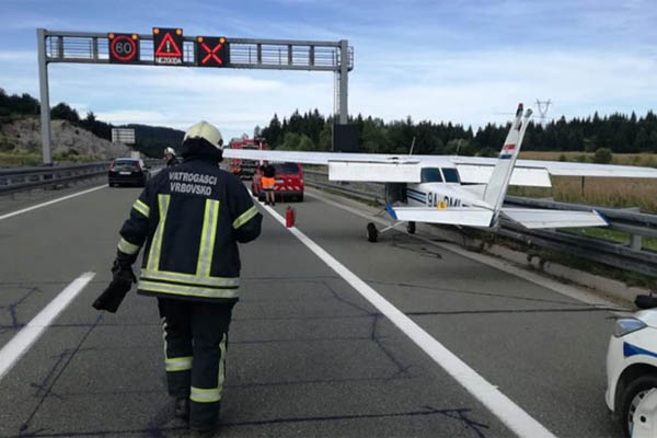 Avion sleteo na autoput u Hrvatskoj