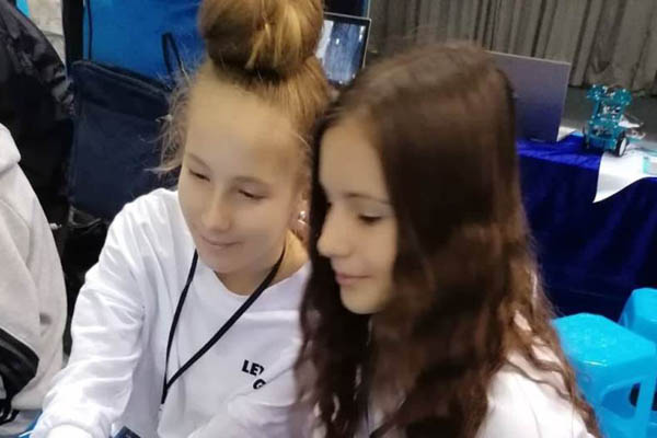 Devojčice iz Vranja druge na Svetskom robotičkom takmičenju u Kini
