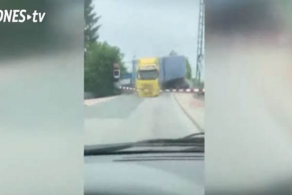 Voz u Češkoj udario u kamion sa srpskim tablicama (VIDEO)