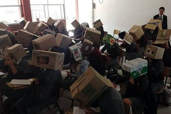 Učenici na ispitu nosili kutije na glavama kako ne bi prepisivali