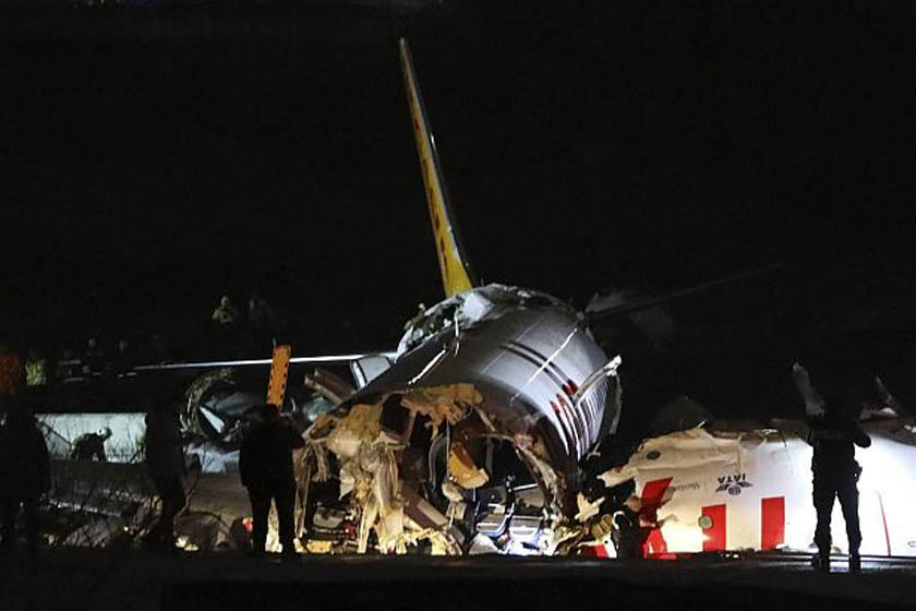 Avion skliznuo s piste u Istanbulu, trup se raspao na tri dela