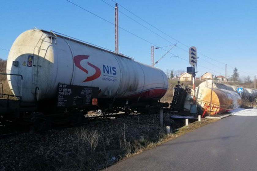 Incident: Iskliznulo sedam cisterni sa gorivom, voz krenuo iz Pančeva za Crveni krst
