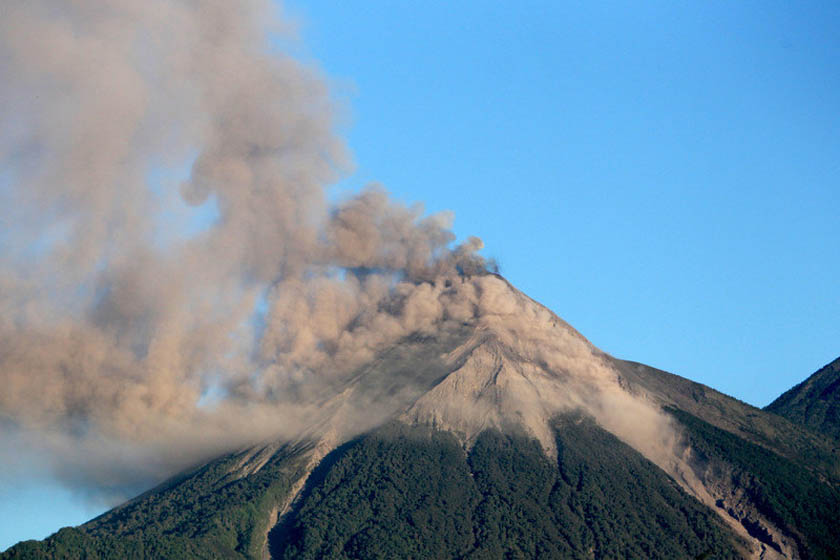 Japan: Proradio vulkan, kamenje letelo 600 metara od kratera