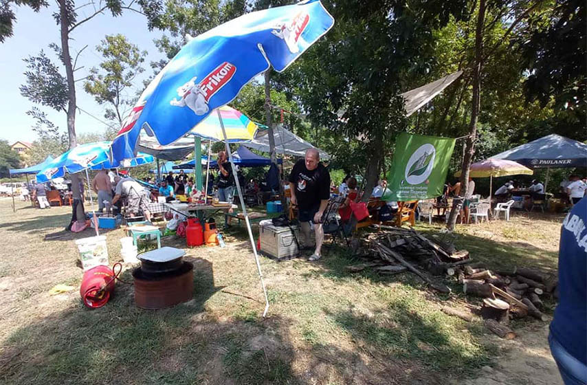 jabuka, seoska slava ilindan, takmicenje u kuvanju riblje corbe, kuvanje riblje corbe, gadjanje glinenih golubova, glineni golubovi