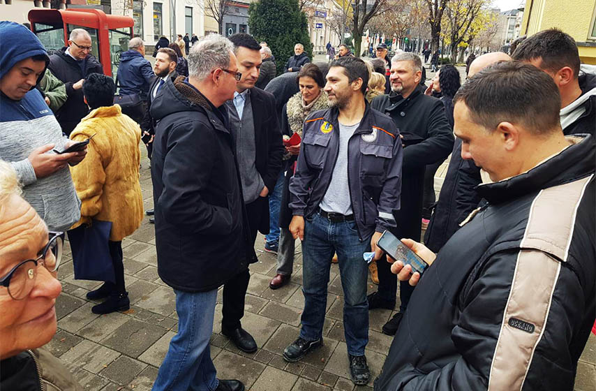 Zajedno sa demokratama, predsednik Demokratske stranke Zoran Lutovac, došao je  danas da pruži podršku Draganu Milovanoviću Crnom, hrabrom Šapčaninu koji je zaustavio bager koji je krenuo na građane okupljene na protestu, i dočekao Milovanovića kada je pušten iz pritvora da se brani sa slobode.