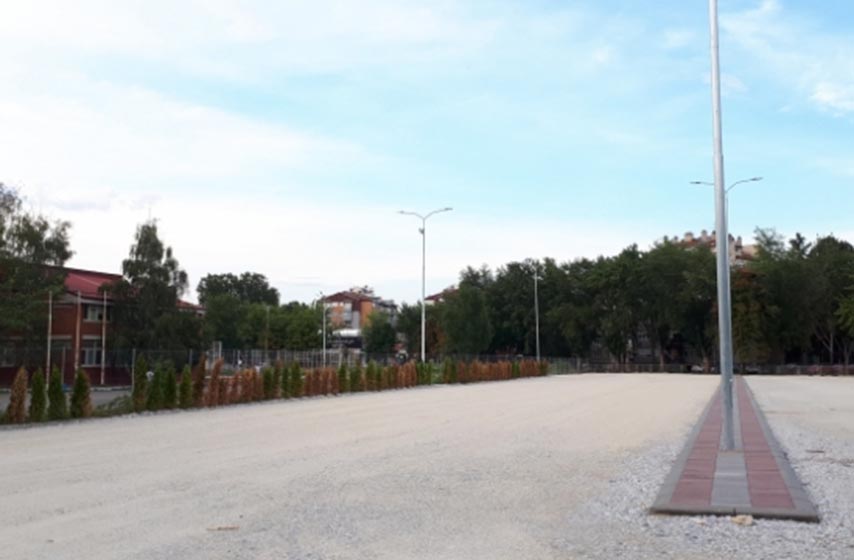 nis, parking pored skole