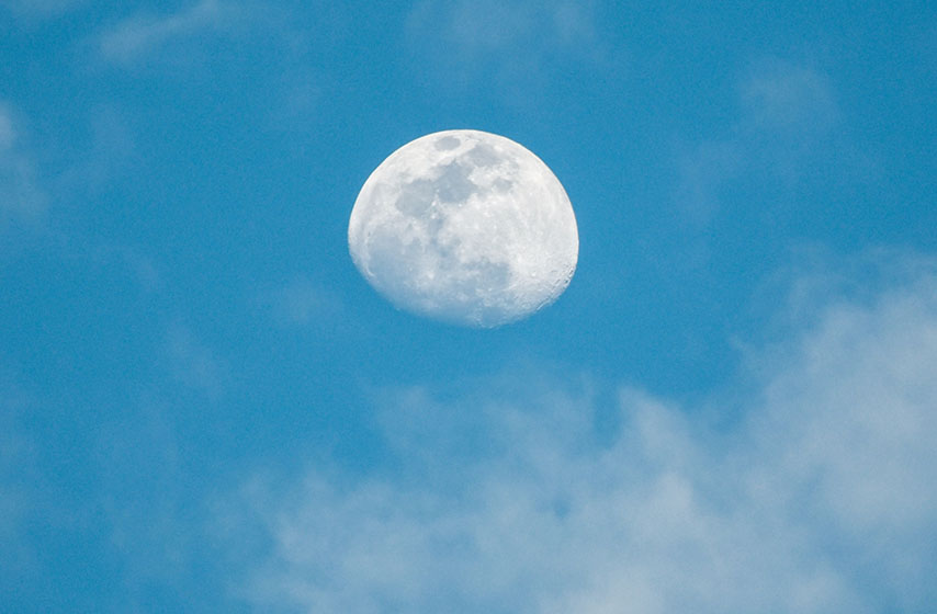 mesec vidljiv tokom dana