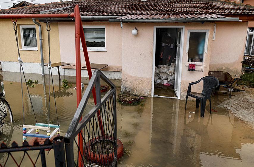 novi pazar, muskarac, nabujala reka