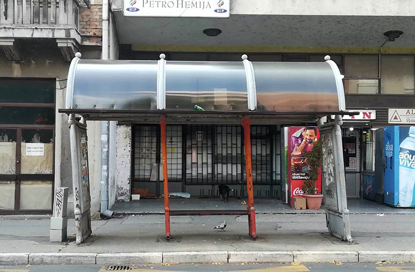 Iskrivljena konstrukcija autobuskog stajališta u Pančevu ugrožava sigurnost putnika i prolaznika. Hitna intervencija je neophodna radi zaštite života. Saznajte više.