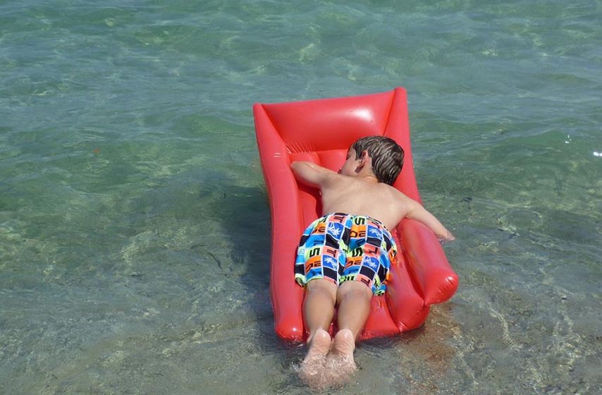 ulcinj, jak vetar, cetvorogodisnje dete, plaza