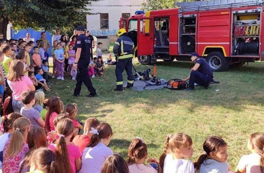osnovna skola jovan jovanovic zmaj, kovin, pokazna vezba, vatrogasci