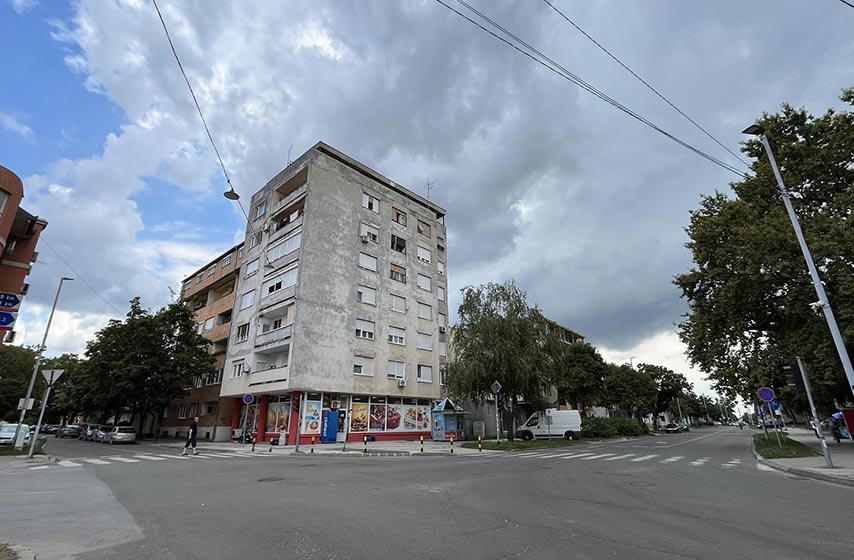 pancevo, ulica zarka zrenjanina, ukradena bandera, ulicna rasveta