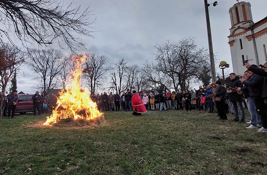 raspored bogosluzenja, paljenje badnjaka, hram ognjene marije, hram sv. pantnelejmona, starcevo, k-013, vesti starcevo, vesti pancevo, pancevo
