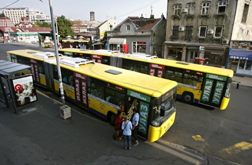 zeleno levi front, otpao tocak sa autobusa