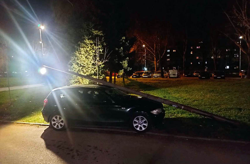 bandera pala na automobil, pancevo, stub ulicne rasvete, pao na automobil