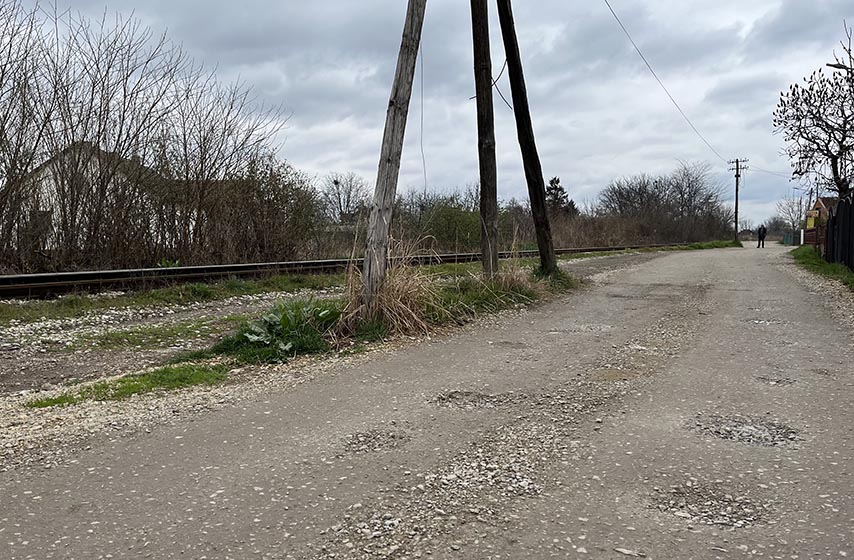 zlatiborska ulica, pancevo, ulica kudeljarski nasip prva, neasfaltirana ulica, rupa na putu, grad pancevo, naselje mladost, stara misa, nova misa