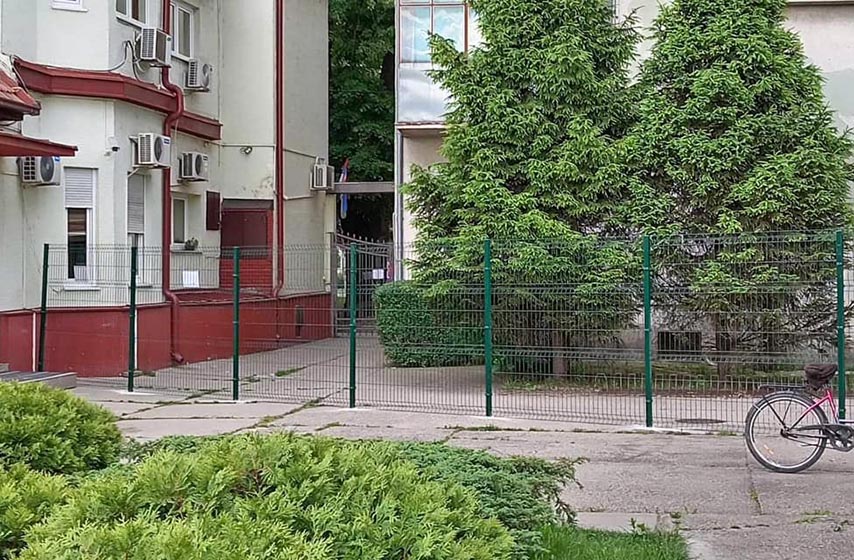 zicana ograda, dvoriste jkp vodovod i kanalizacija, pancevo, aleksandar radulović, pancevo