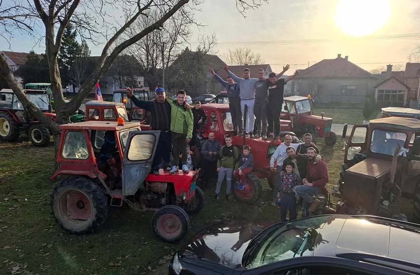 omoljica, defile traktora, bozicni defile, k-013, vesti pancevo, vesti omoljica, bozic, tradicija