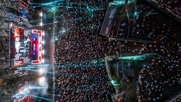 festival exit, gardijan