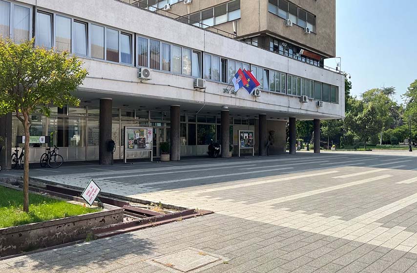 ruse baste kafica, pancevo, podrska studentima, gradska uprava pancevo, inspekcija pancevo, voz, babis, coffe shop, kupe, pogon, publika