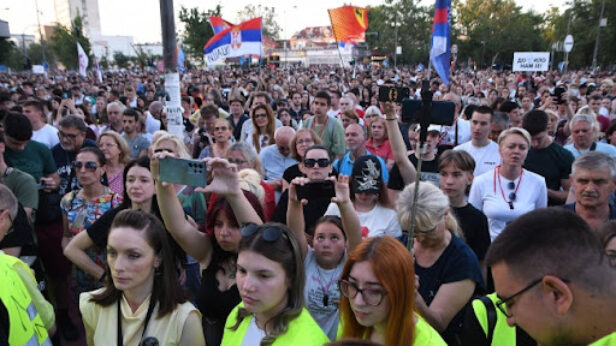 nebojsa romcevic, protest, vostani serbije